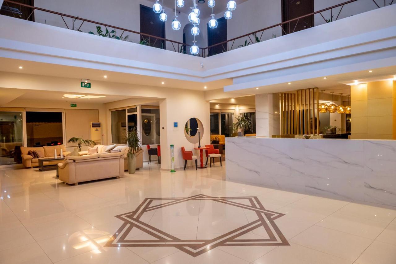 โรงแรมธีโอ Agia Marina  ภายนอก รูปภาพ