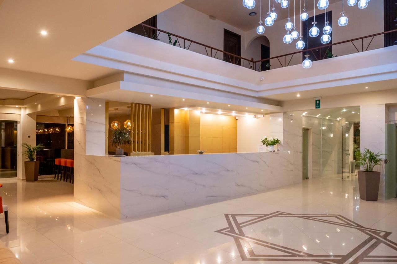 โรงแรมธีโอ Agia Marina  ภายนอก รูปภาพ