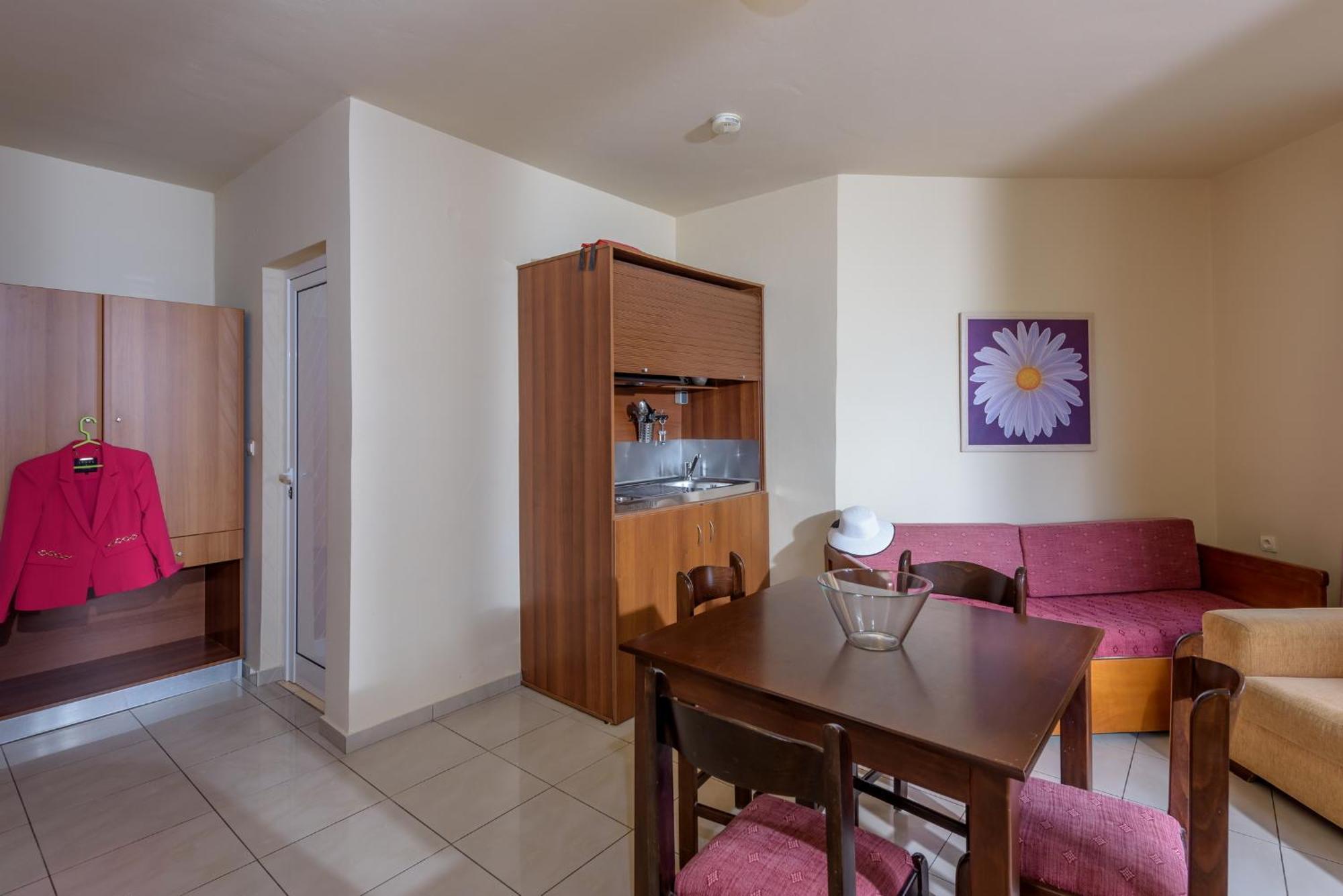 โรงแรมธีโอ Agia Marina  ภายนอก รูปภาพ